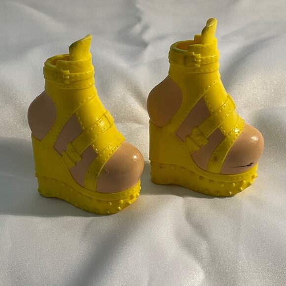 Bratz Footwear Selfie snaps Shoe - Yellow Platform High Heels - Picture 1 of 3